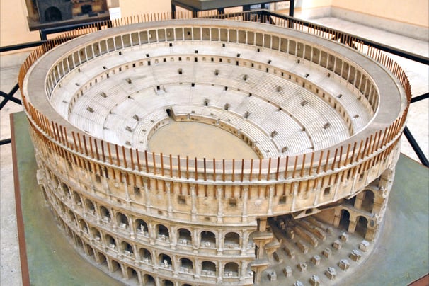 maquete de como era o coliseu em seu tempo auge