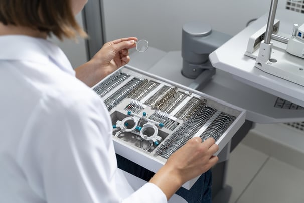 Oftalmologo recetando lentes opticos, para enfermedades como miopía, hipermetropía, astigmatismo