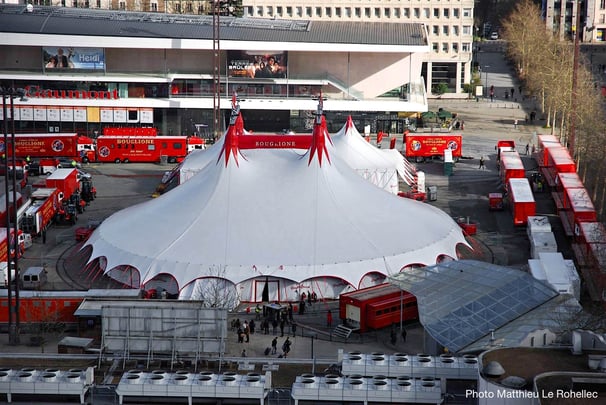 Vue aérienne du chapiteau du Cirque d'Hiver Bouglione On Tour, à Rennes