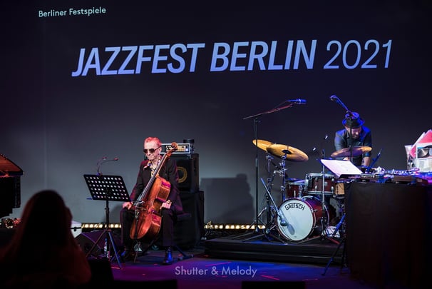 Johannes Fink auf der Bühne beim Jazzfest Berlin 2021.