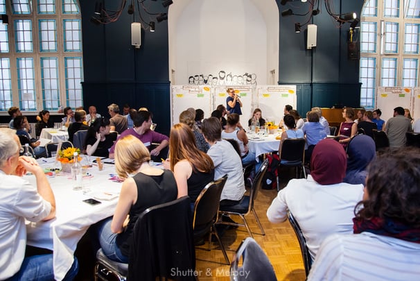 Ein Workshop des House of Resources im Cafe Refugio in Berlin.