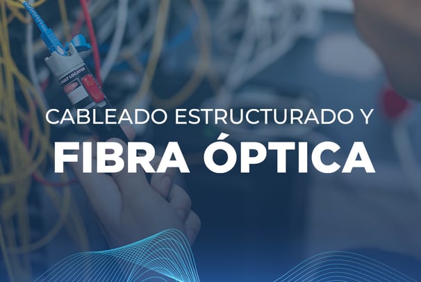 Persona trabajando con cableado de red y fibra óptica con el logo de RTC.