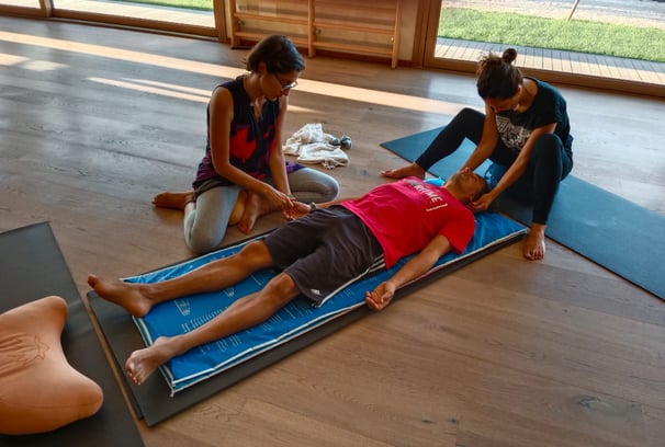 a man and woman doing a massage in a room, trattamento biointegrato