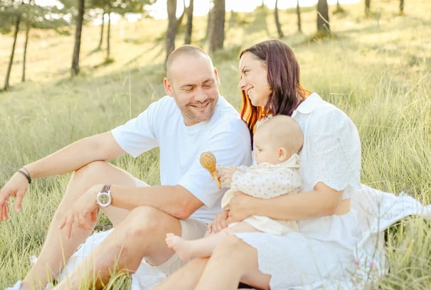 Séance photo nouveau né, Une jeune famille avec leur bébé, par le studio des 4 Saisons