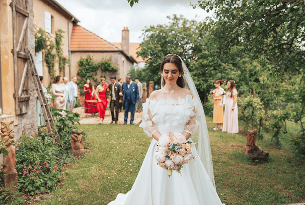 Arrivée du marié pour découvrir sa future épouse en robe de mariée, entouré de ses proches.
