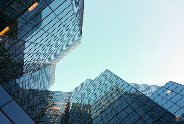 Cursos de Gestão: um grupo de edifícios altos com vista para o céu