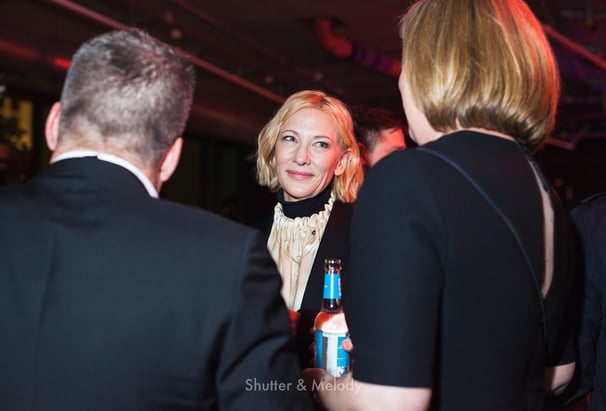 Cate Blanchett im Gespräch mit dem australischen Botschafter.