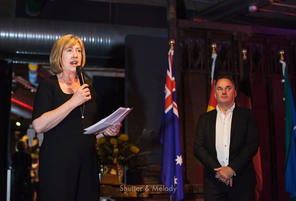 Die australische Botschafterin Lynett Wood hält eine Rede.