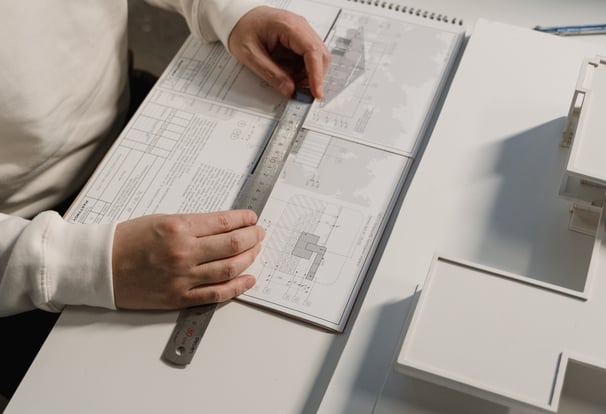 Etudiant en architecture qui étudie