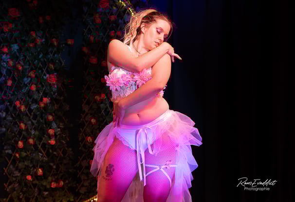 Cabaret, cols plumes, paillettes, talons strass, danseuse, showgirl, public, éventails, burlesque