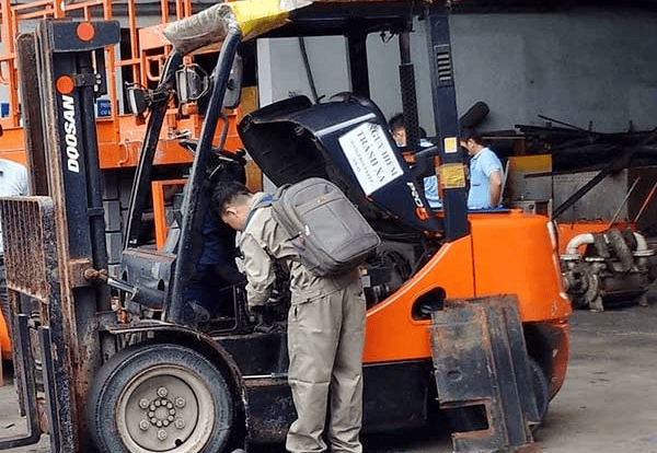 Ảnh 5: kỹ thuật viên chuyên nghiệp đang kiểm tra xe nâng
