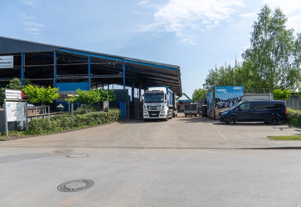Haupteinfahrt zum Firmengelände von Voskuhl & Sohn mit LKW und Firmenbeschriftung
