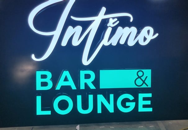 a sign that says, intimo bar and lounge