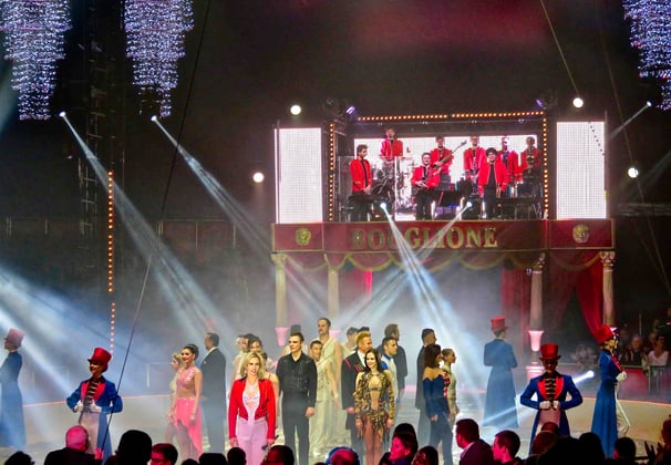 Final du Spectacle Bravo sous le chapiteau du Cirque d'Hiver Bouglione On Tour. Saint Brieuc 2016