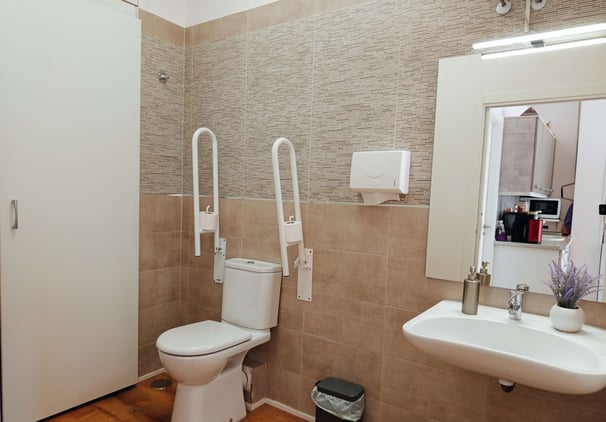 Baño adaptado en Espacio de Bienestar Integral SitaRam. Alcobendas, Madrid