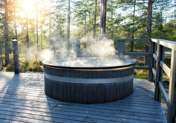 Spa jacuzzi bain nordique au feu de bois