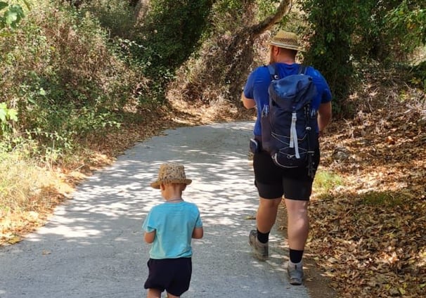 Vater und Sohn beim Wandern