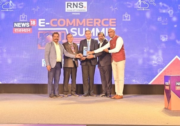 Receiving News18 Award on behalf of Gyanodaya CLAT Academy for Teaching Excellence in CLAT