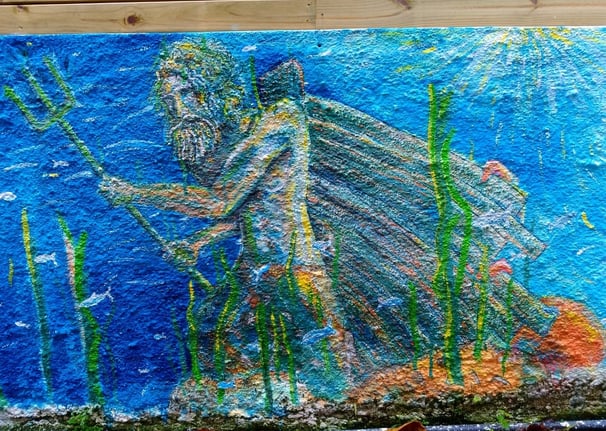 détail d'une peinture murale représentant poseidon sur la coque d'un bateau échoué au fond de l'océan