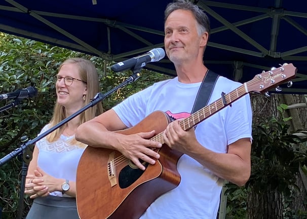 Ein Konzertfoto des Singer-Songwriter-Duos French-Connection.