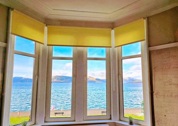A large bay at Gourock Seaview Holiday Let with a with a view of the ocean