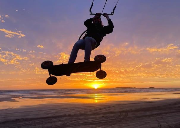 saut en mountain board sur une plage du cotentin normandie
