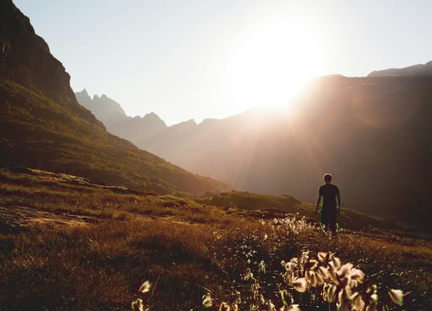 Persona in montagna al tramonto, libertà e prevenzione con VitaPlus Ponte nelle Alpi Belluno online