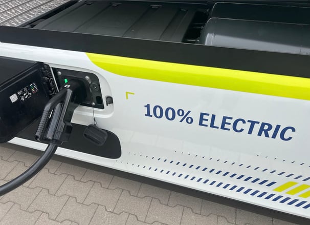 ladeinfrastruktur eLKW: a white electric vehicle with a green and yellow electric charging station