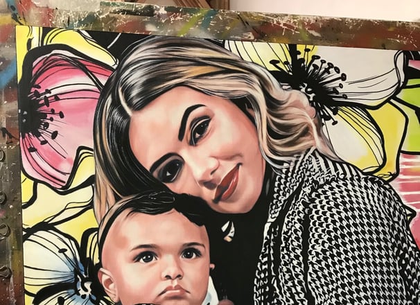 Uma obra de arte Pop-Art inspirada no amor de uma mãe, com cores e temas florais.