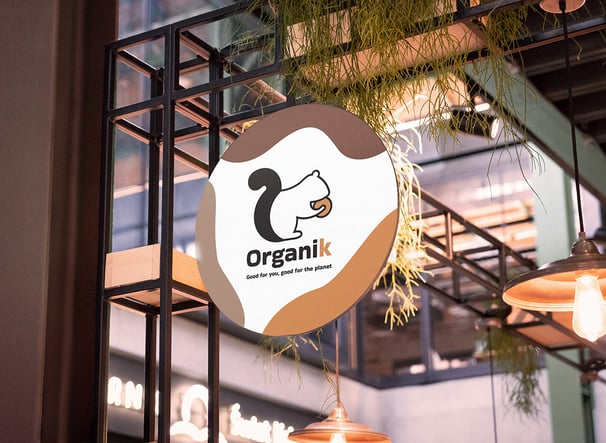 Branding para cafeteria: Cartel con logo en la entrada.