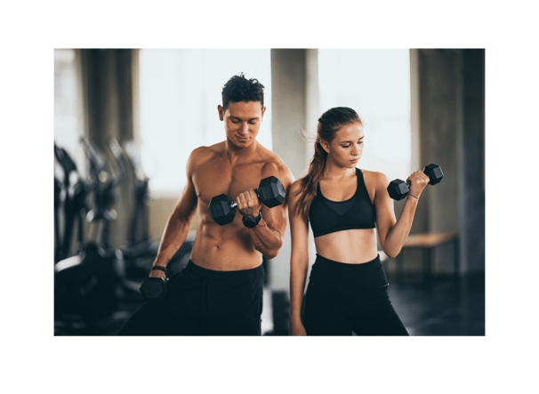 Un homme et une femme à la salle de sport