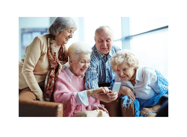 Groupe de seniors qui utilisent un smartphone