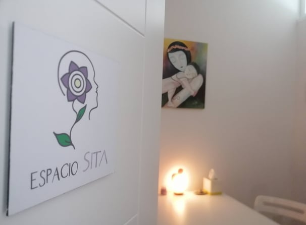 Entrada a una cálida sala de psicoterapia. Espacio SitaRam Alcobendas, Madrid