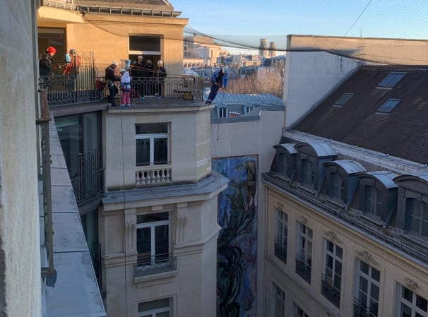 installation et encadrement de rappel sur façade immeuble événement d'entreprise