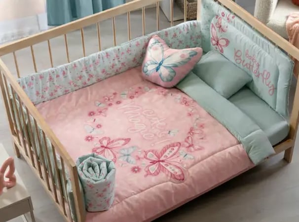 Cunero rosa con estampado de mariposa modelo Magic de la marca Vianney