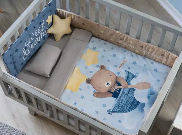 Cunero azul con estampado de oso modelo Marinero de la marca Vianney