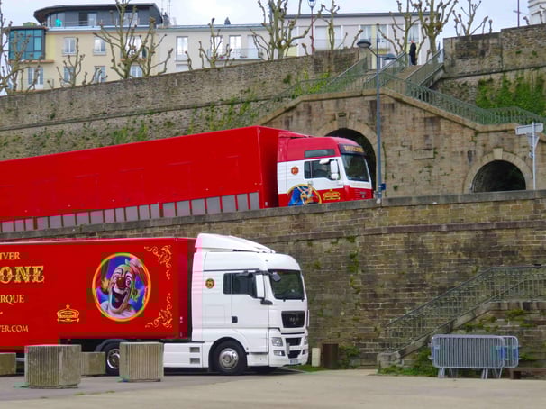 les convois du Cirque d'Hiver Bouglione On Tour arrivent à Brest