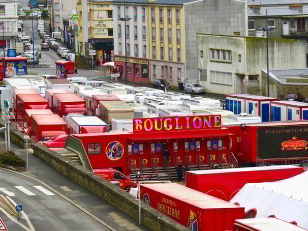 les caravanes du Cirque d'Hiver Bouglione On Tour à Brest
