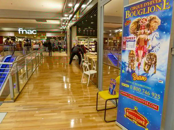 animation maquillage au stand Bouglione, au Centre Commercial Jean Jaurès à Brest