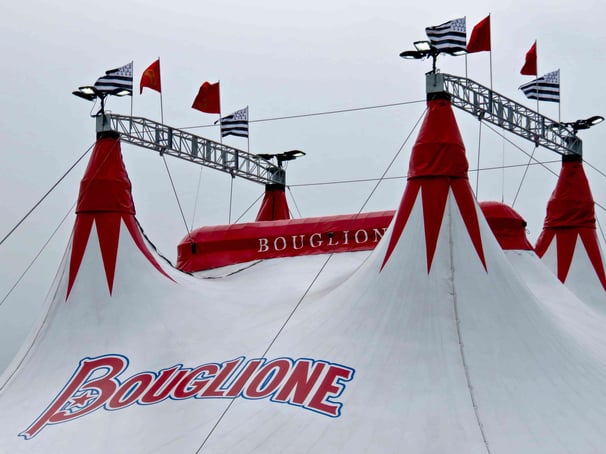 les drapeaux du Cirque d'Hiver Bouglione On Tour