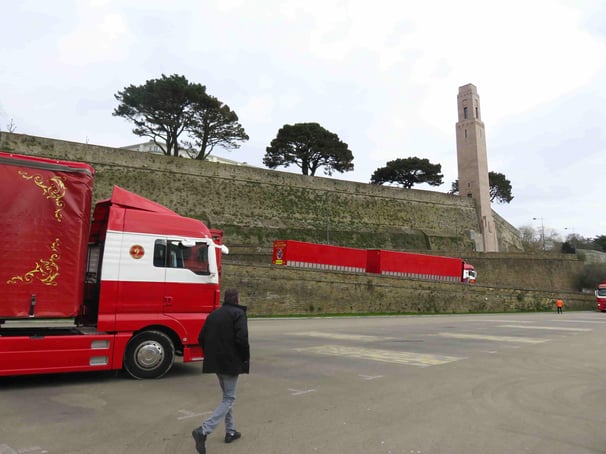 les convois du Cirque d'Hiver Bouglione On Tour arrivent à Brest