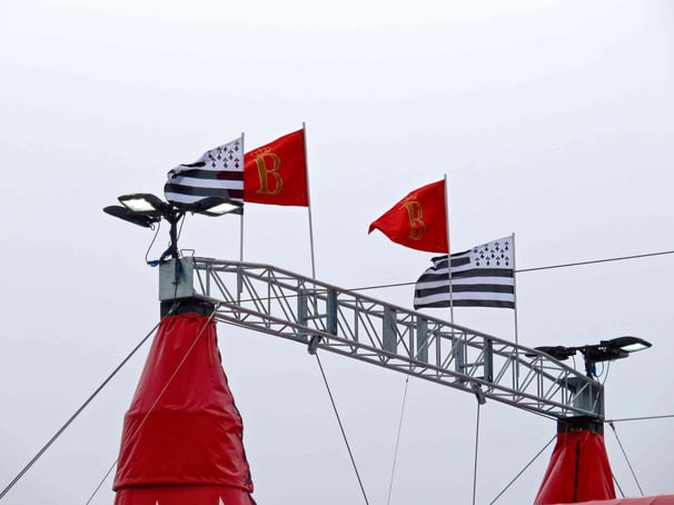 les drapeaux du Cirque d'Hiver Bouglione On Tour
