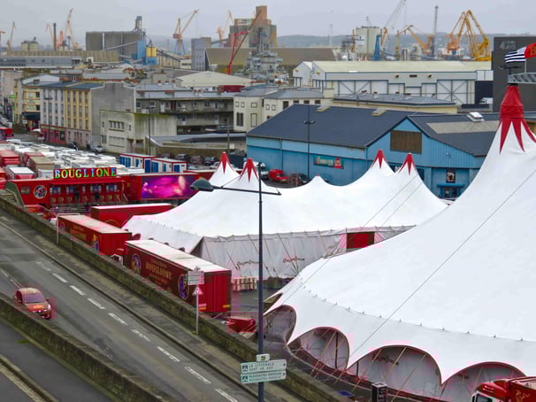 Vue du Cirque d'Hiver Bouglione depuis le Cours Dajot à Brest