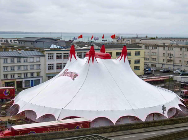 Vue du Cirque d'Hiver Bouglione depuis le Cours Dajot à Brest