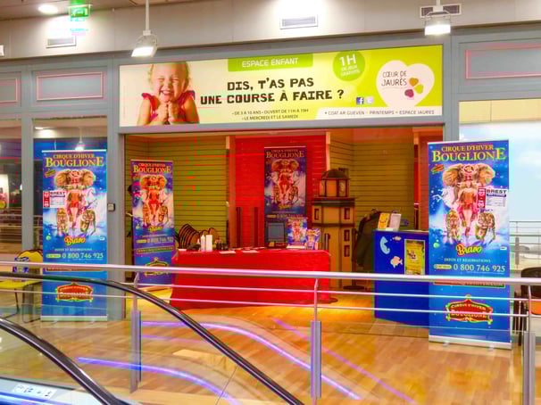 animation maquillage au stand Bouglione, au Centre Commercial Jean Jaurès à Brest