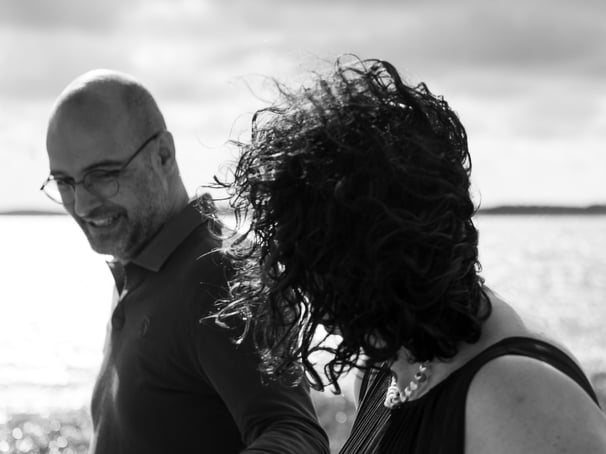 Un couple riant au soleil au bassin d'arcachon