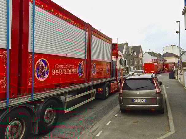 Entrée des convois du Cirque d'Hiver Bouglione à Saint Brieuc