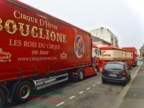 Entrée des convois du Cirque d'Hiver Bouglione à Saint Brieuc