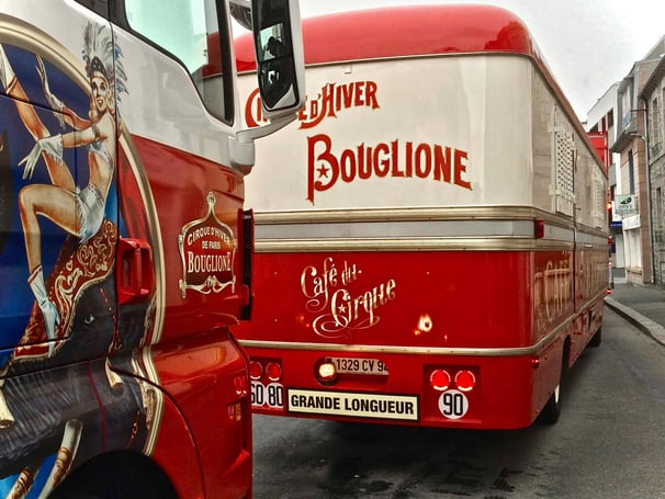 Entrée des convois du Cirque d'Hiver Bouglione à Saint Brieuc
