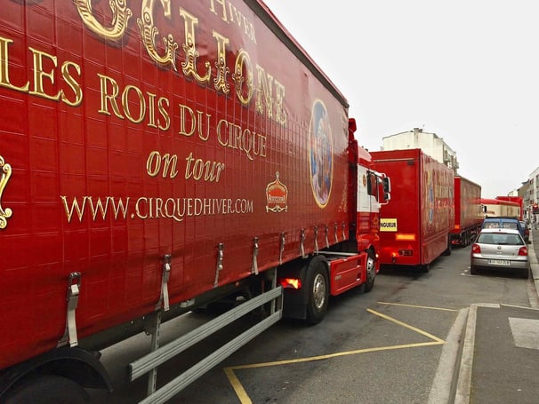 Entrée des convois du Cirque d'Hiver Bouglione à Saint Brieuc